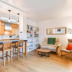 With Balcony Very Close To The Center Appartement